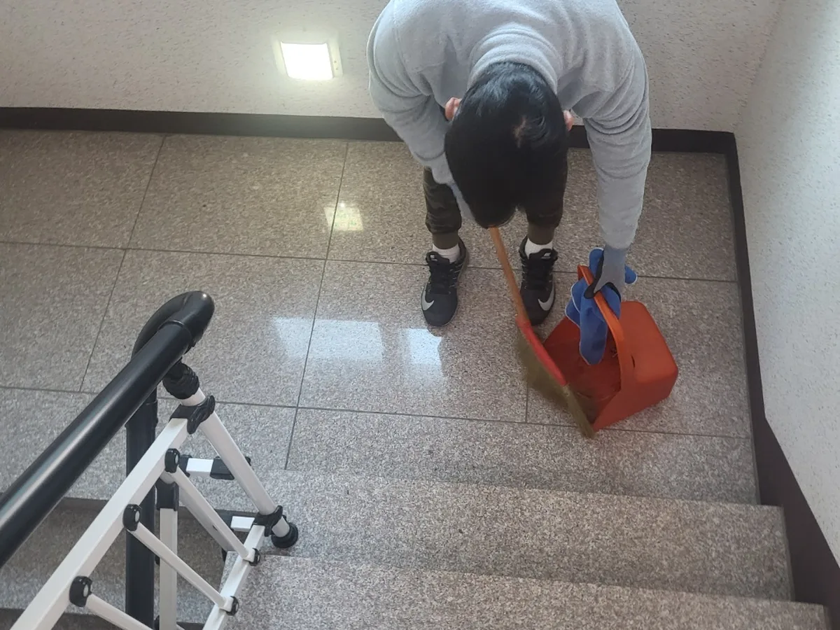 울진군 기성면 빌라 공동현관 장비 주변 정밀 위생청소 사례 - 행진크린