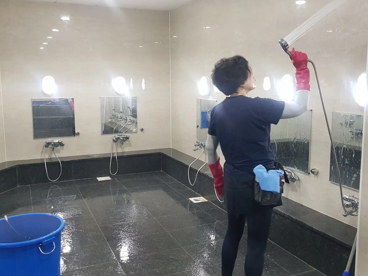 청도군 운문면 목욕탕 탈의실·파우더룸 바닥 위생청소 사례 - 행진크린